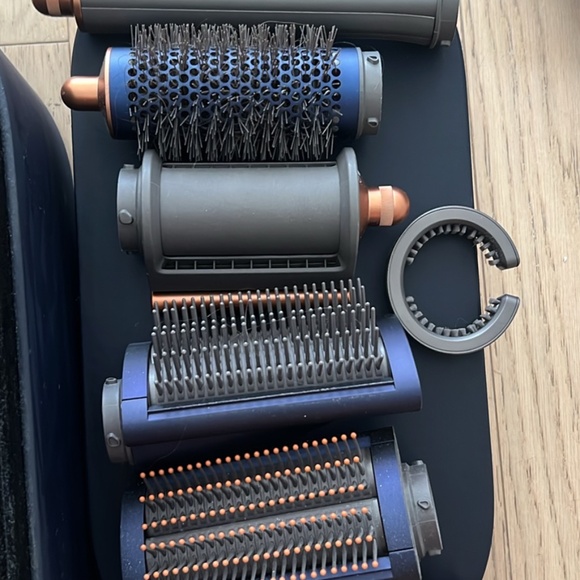 Dyson Airwrap Complete Long, Still on warranty until Sept 25 2025 - Picture 2 of 7